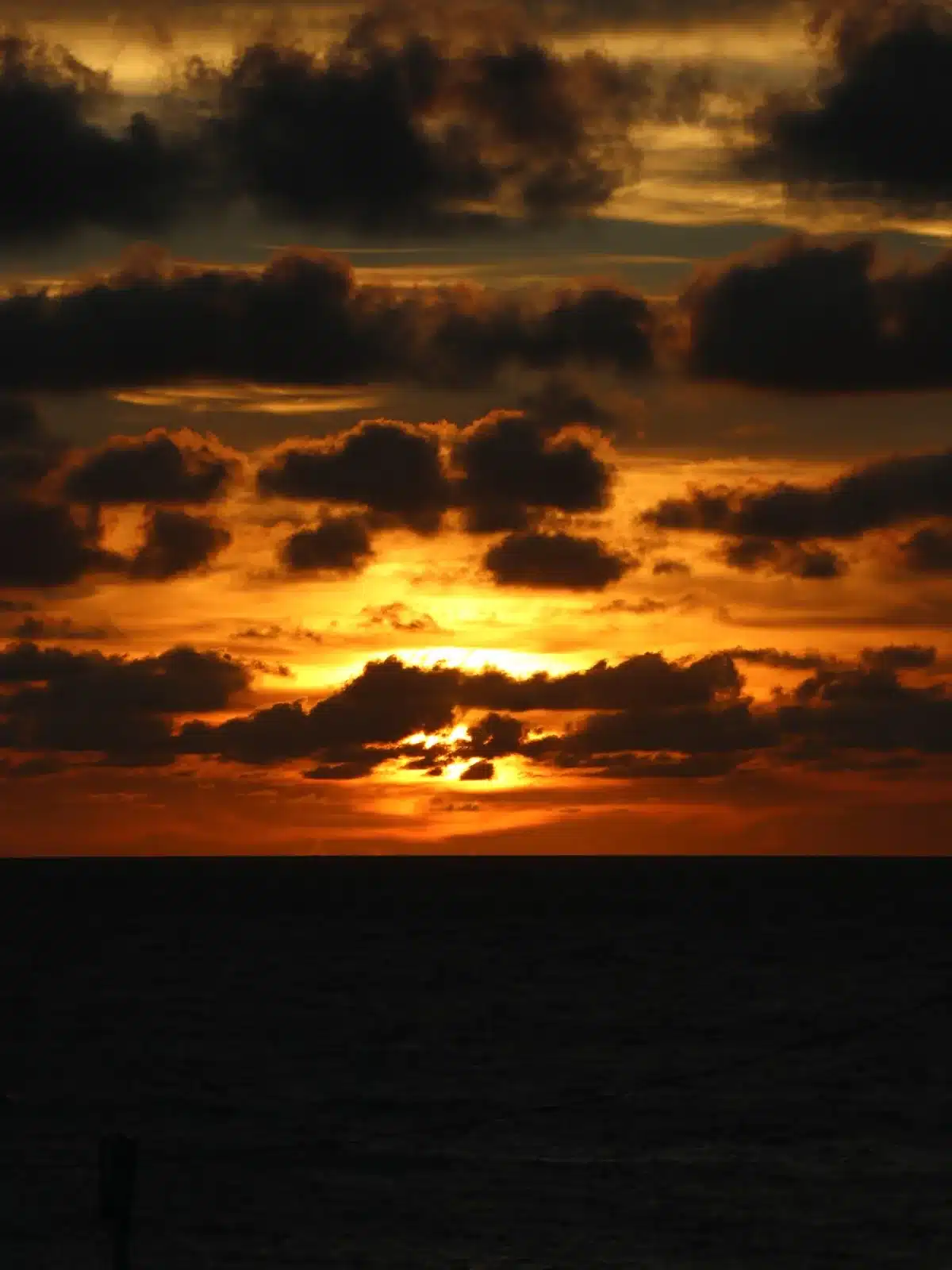 El sol cae sobre el mar Caribe, visto desde Casa Pura