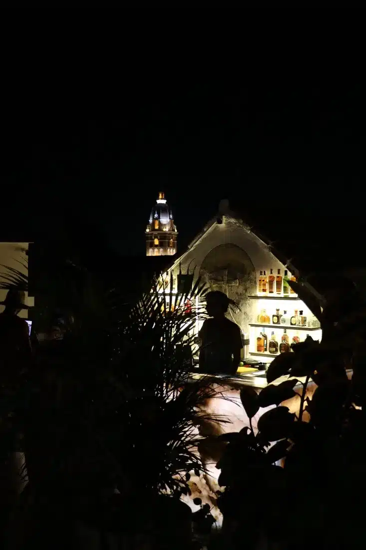 La barra de Casa Pura de noche, con la torre de la catedral iluminada al fondo