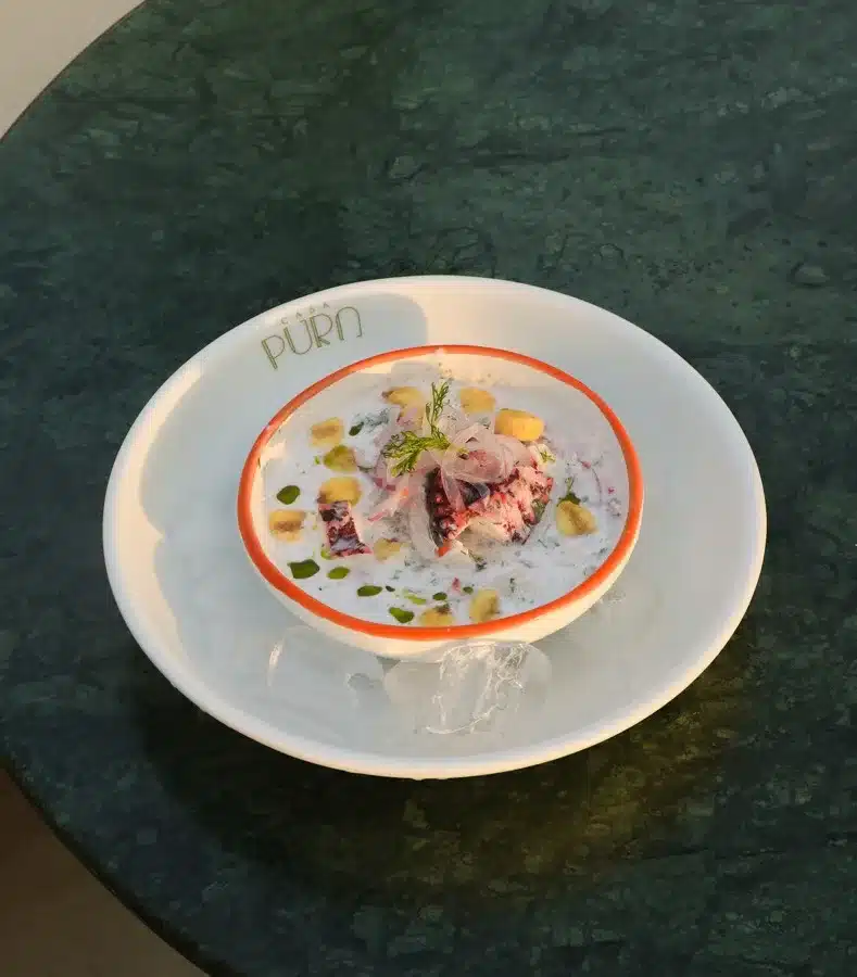 Un plato del mar servido en la terraza