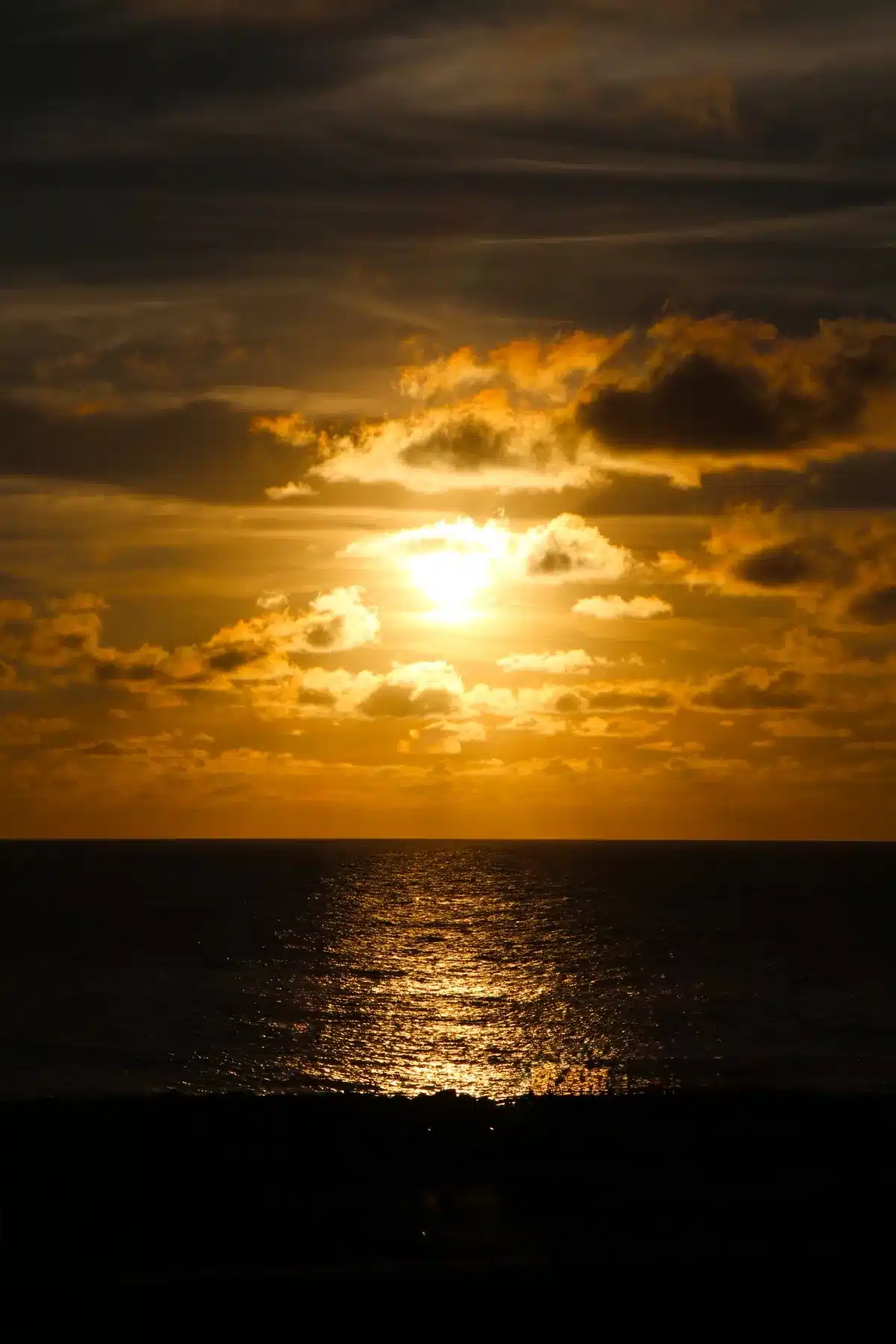 El sol cae sobre el mar