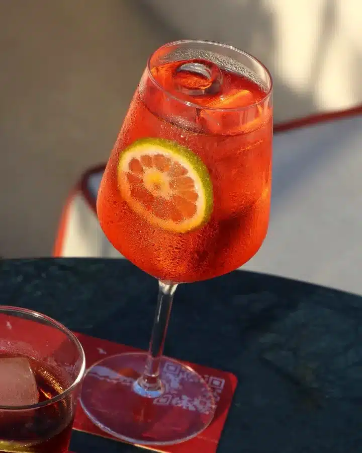 Un spritz de la casa en la terraza