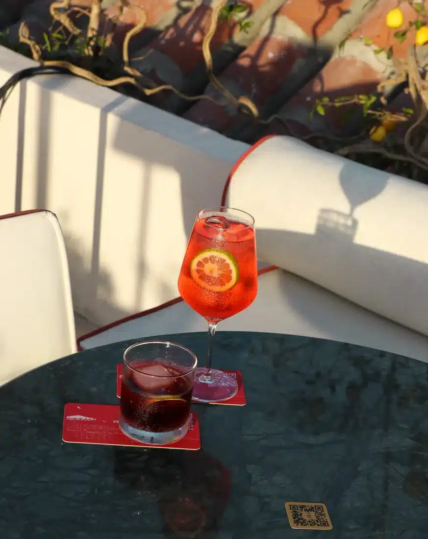 Un spritz sobre una mesa de mármol verde en la terraza