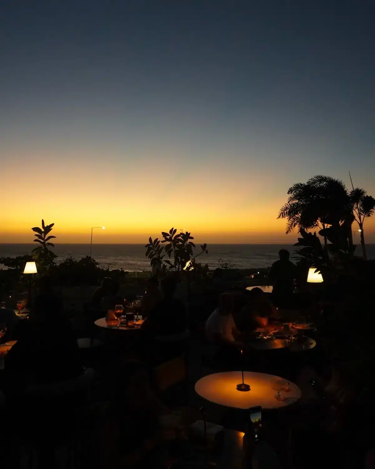 La terraza llena al atardecer
